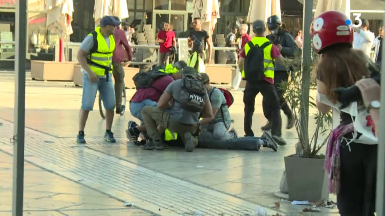 Scène Surréaliste à Paris Un Capitaine De Police Gilet