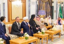 Événement historique en Arabie Saoudite : le roi Salman reçoit un rabbin juif dans son palais
